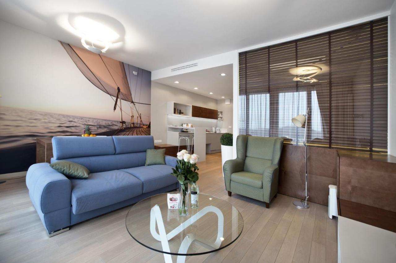 Triton Park Accommodation By P&O Serviced Apartments Warschau Exterior foto