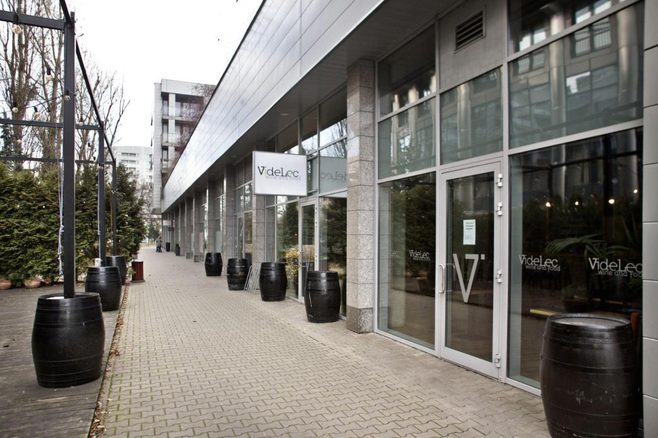 Triton Park Accommodation By P&O Serviced Apartments Warschau Exterior foto